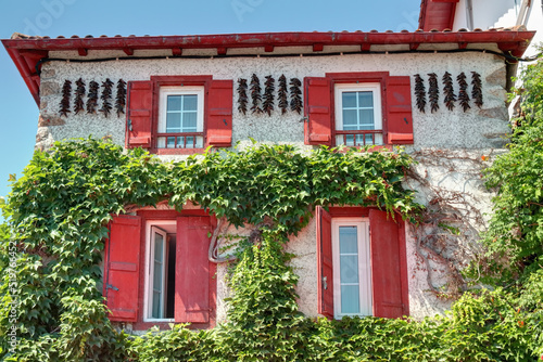 Maison basque à Espelette avec son piment en façade photo