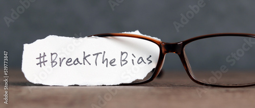 Fotografia Torn paper with the word ‘BreakTheBias' written on it