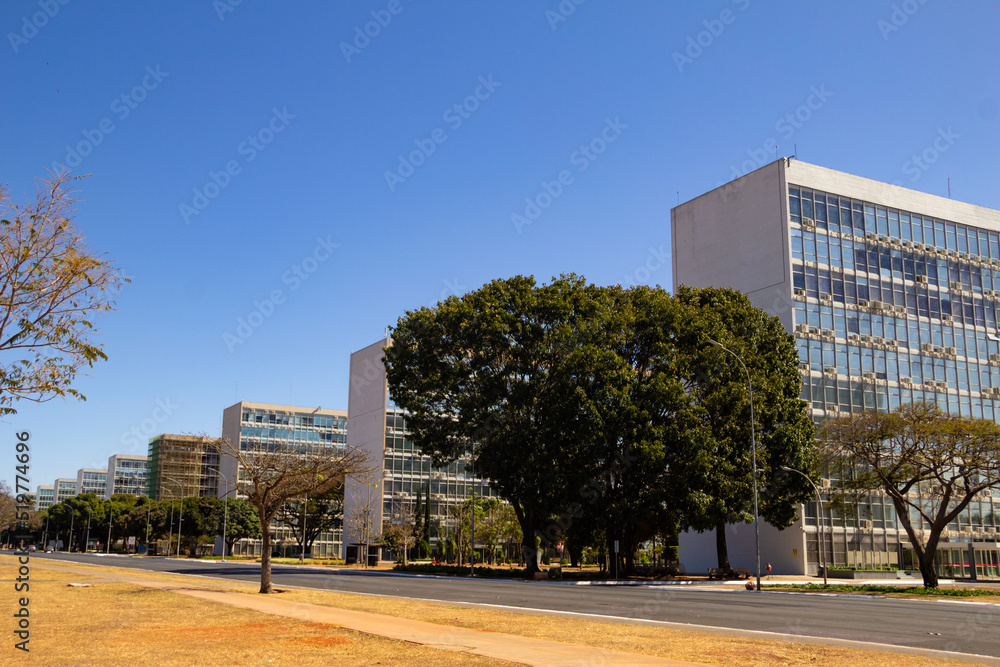 Foto panorâmica da Esplanada dos Ministérios em Brasília, em dia claro com céu azul.