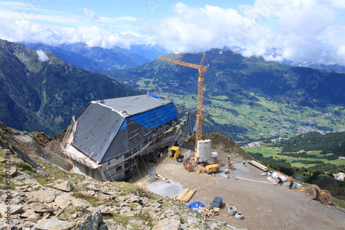 Baustelle Seilbahn-Bergstation im Skigebiet Hochzeiger, Tirol, Österreich photo