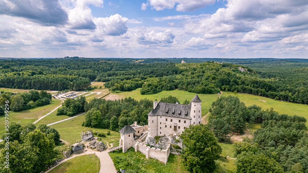 Zamek w Bobolicach na Jurze Krakowsko-Częstochowskiej na Śląsku w Polsce. Panorama latem z lotu ptaka