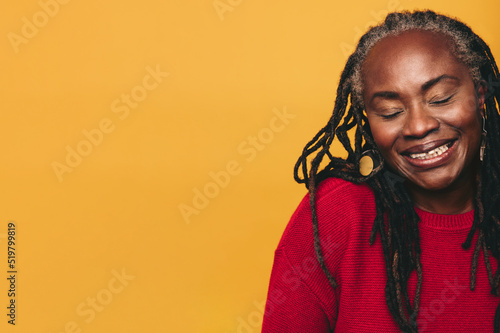 Φωτογραφία Black woman with dreadlocks smiling with her eyes closed