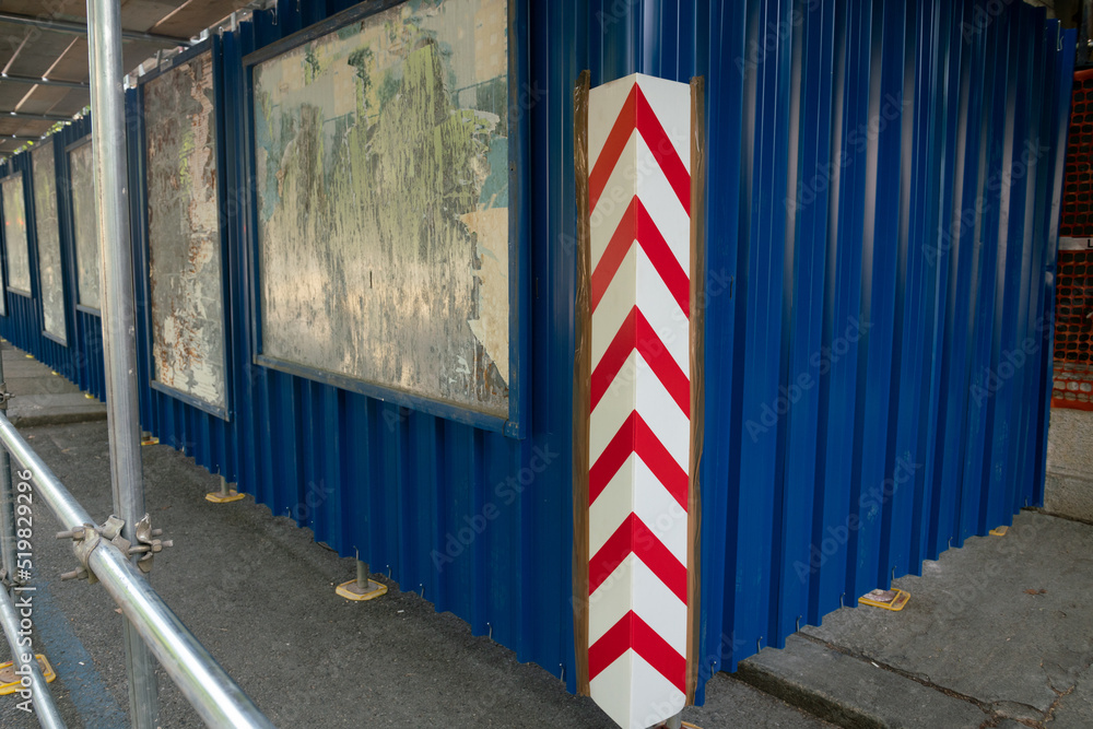 construction site boundary of a construction site with selflocking