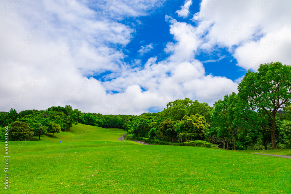青空のゴルフ場・ティーグラウンドからのロングコースの眺め（千葉県富津市）