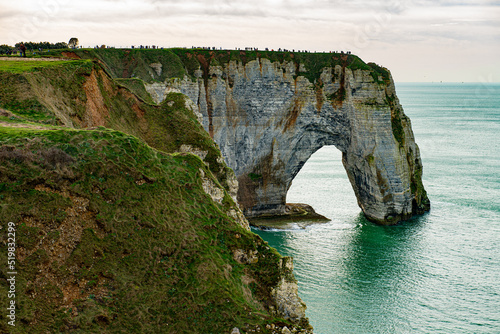 Fotografiet Panorama des falaises d'Etretat en Normandie, France.