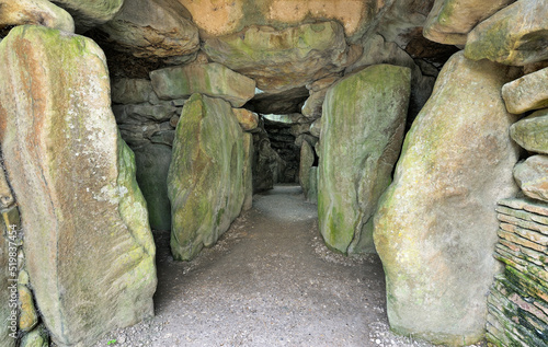 Obraz na płótnie West Kennet Long Barrow prehistoric Neolithic tomb near Avebury, Wiltshire, England. The middle aisle with side and end chambers w salonie