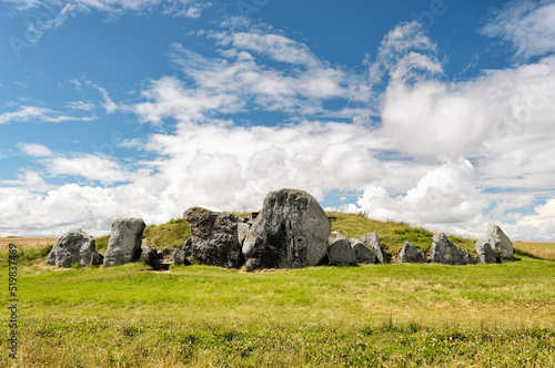 Obraz na płótnie West Kennet Long Barrow prehistoric Neolithic tomb near Avebury, Wiltshire, England. Stone façade of the Eastern front entrance w salonie