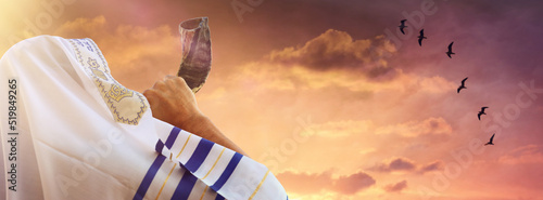 Cuadro en lienzo Jewish man blowing the Shofar (horn) of Rosh Hashanah (New Year)
