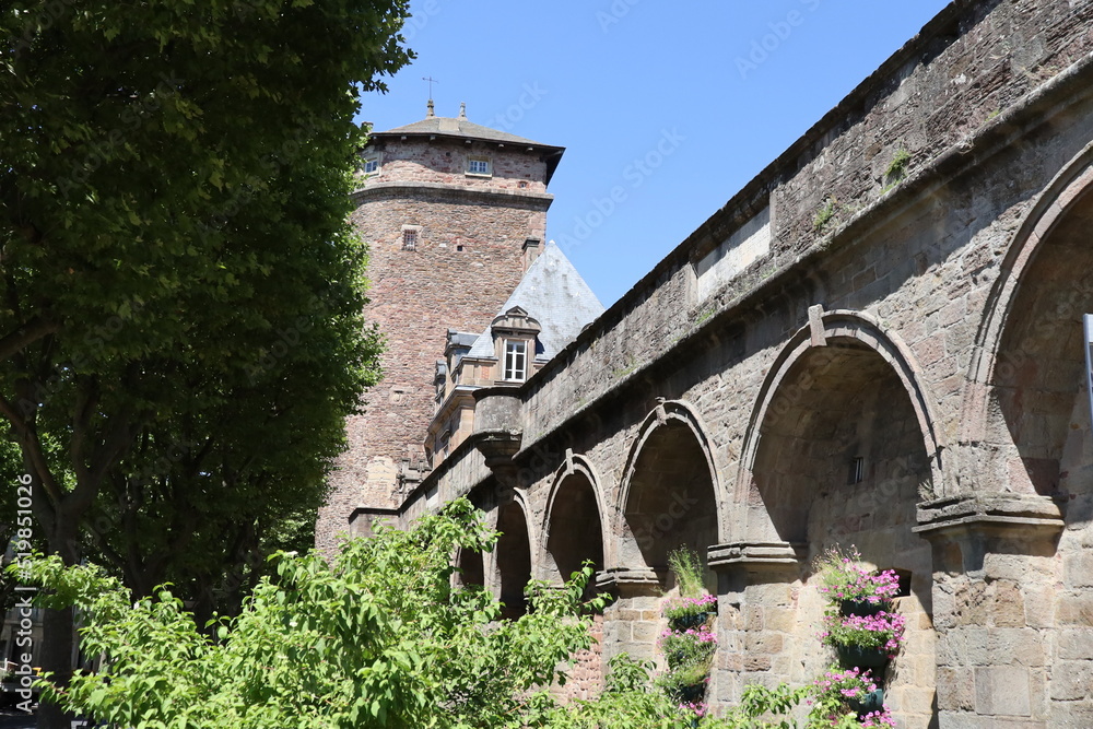 Batiment typique, vue de l'extérieur, ville de Rodez, département de l'Aveyron, France