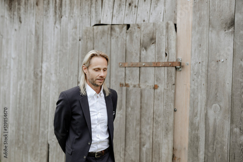 Blondhaariger Mann in Hemd und Anzug