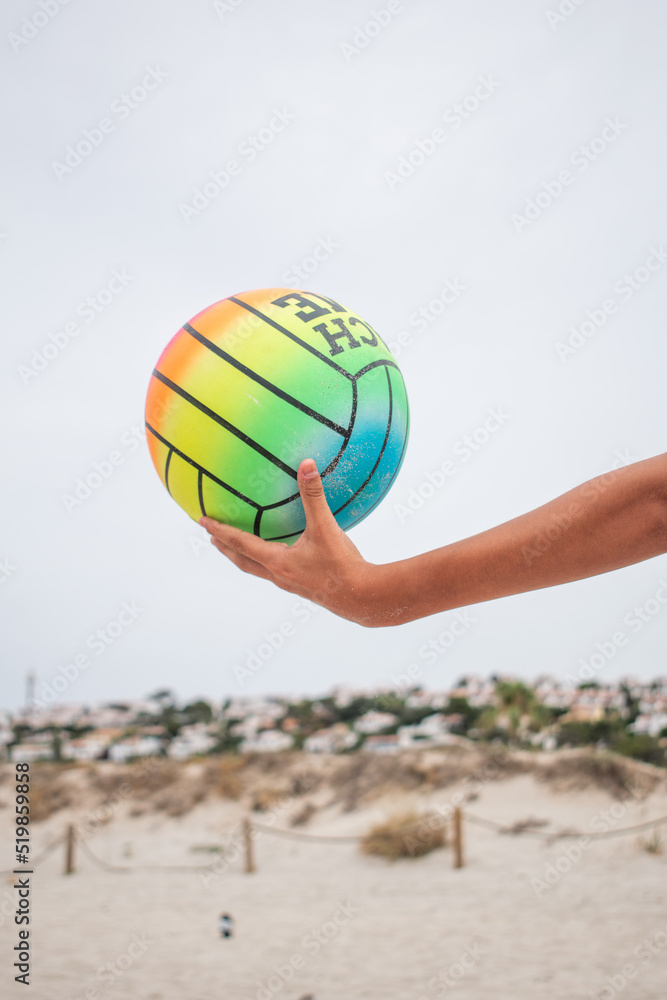 Juego de volleyball en la playa de Menorca. Verano 2022.