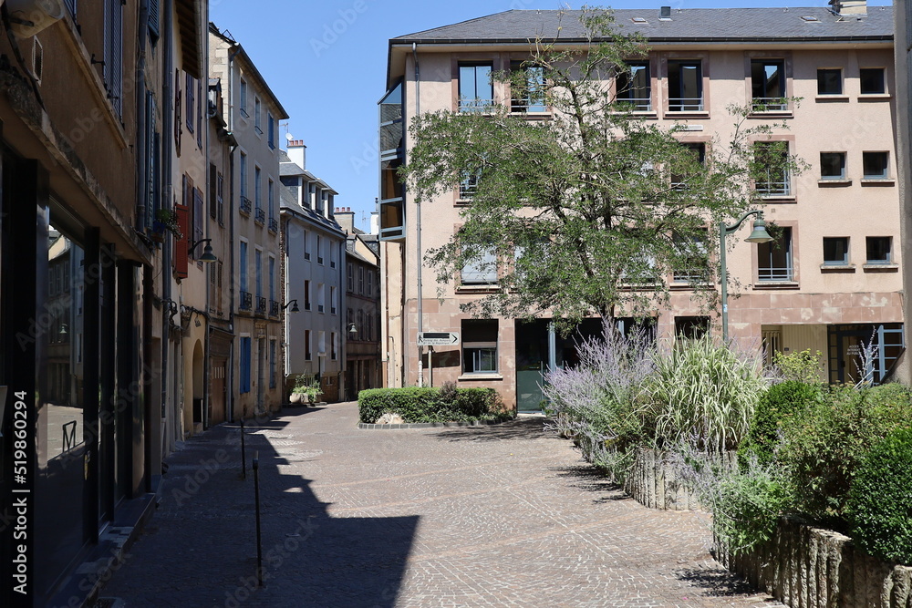 Rue typique, ville de Rodez, département de l'Aveyron, France