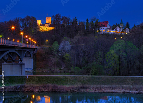 Grünwald, Grünwalder Burg und Brücke bei Nacht, Bayern, Deutschland