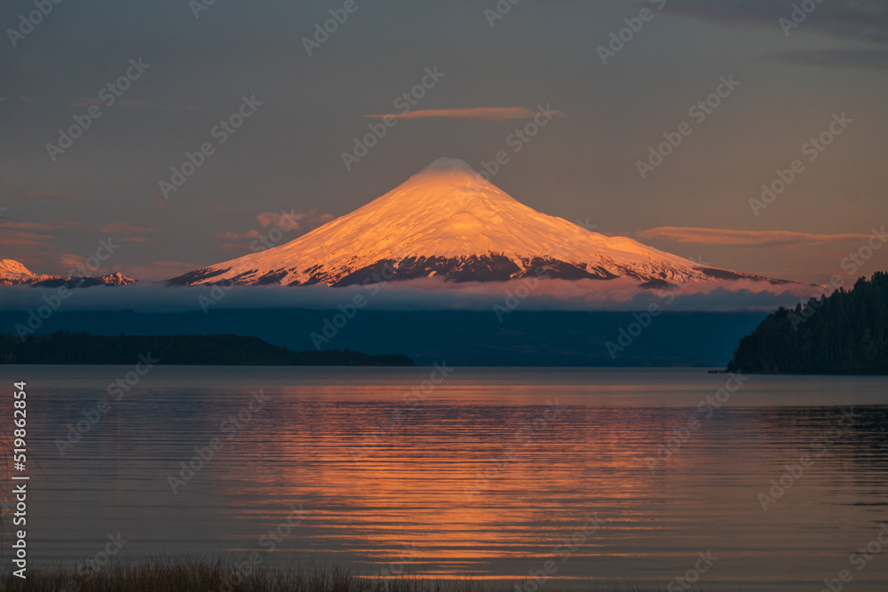 Atardecer en el Volcán Osorno, Sur de Chile Atardecer en el Volcán Osorno, Sur de Chile
