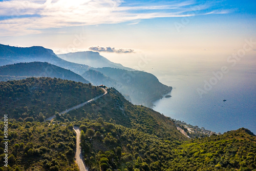 Route de la grande corniche entre Nice et Monaco.