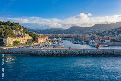 Le Port de Nice au lever de soleil.