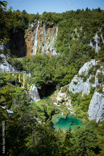 Paisaje de parque natural con cascadas y lagos de agua cristalina azul turquesa y arboles verdes viajando de turismo por croacia europa