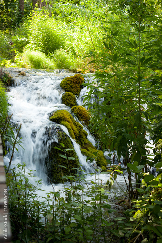 Paisaje de parque natural con cascadas y lagos de agua cristalina azul turquesa y arboles verdes viajando de turismo por croacia europa