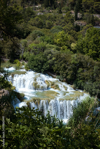 Paisaje de parque natural con cascadas y lagos de agua cristalina azul turquesa y arboles verdes viajando de turismo por croacia europa