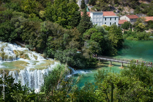 Paisaje de parque natural con cascadas y lagos de agua cristalina azul turquesa y arboles verdes viajando de turismo por croacia europa