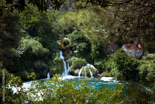 Paisaje de parque natural con cascadas y lagos de agua cristalina azul turquesa y arboles verdes viajando de turismo por croacia europa