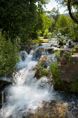 Paisaje de parque natural con cascadas y lagos de agua cristalina azul turquesa y arboles verdes viajando de turismo por croacia europa