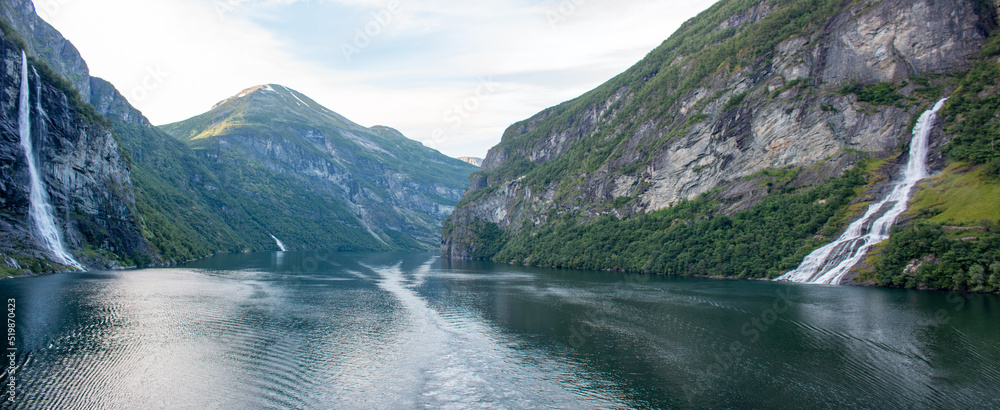 Foto de Seven Sisters and Friarfossen Waterfall (Dei sju systrene, De ...