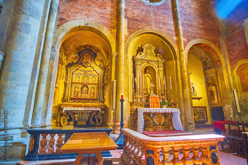 Billede på lærred The altarpiece in transept of San Michele Maggiore Basilica, on April 9 in Pavia