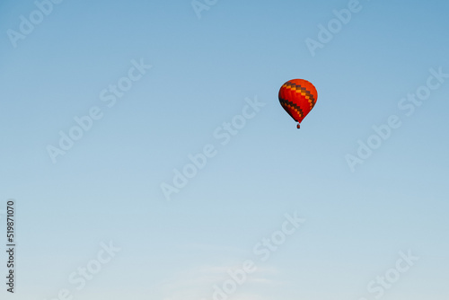 Single hot air ballon in the blue sky, copy space © Marina Popova