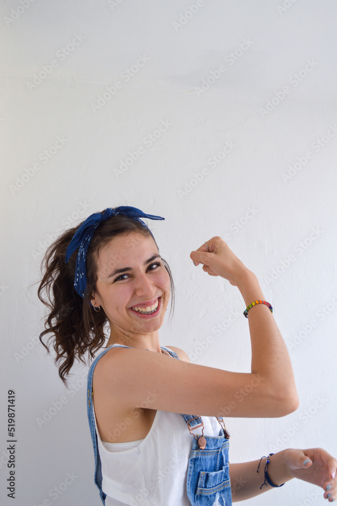 chica confiada en si misma, sonriendo y haciendo expresiones chica confiada en si misma, sonriendo y haciendo expresiones