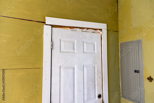 Fotografía Damaged door frame on house with foundation problems