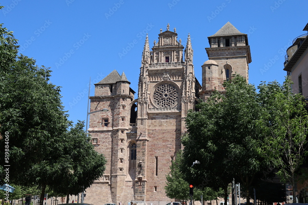 La cathédrale Notre Dame, cathédrale de style gothique, vue de l'extérieur, ville de Rodez, département de l'Aveyron, France