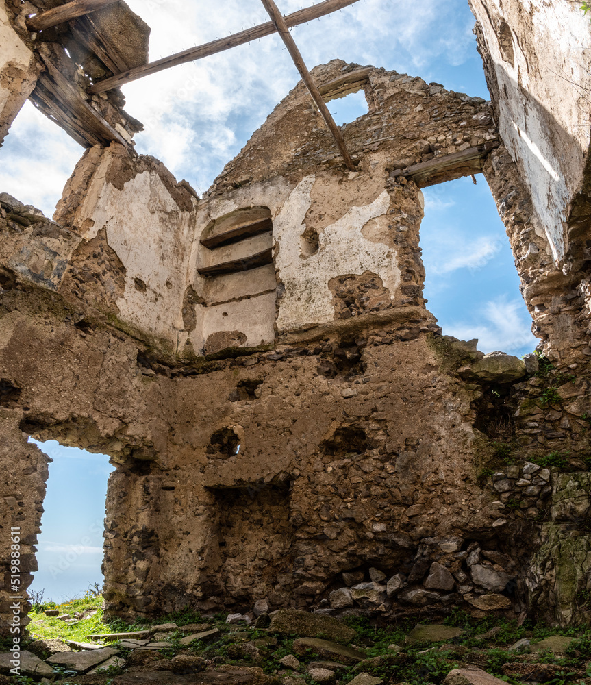 Fototapeta premium A ruined house at the famous path of the Gods at the Amalfi coast, Italy