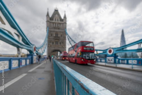 Fototapeta Naklejka Na Ścianę i Meble -  London Bridge em um dia nublado com onibus vermelho tradicional passando no fundo.