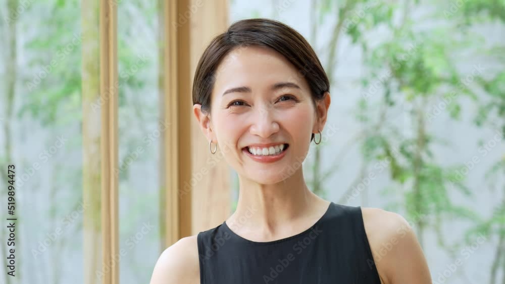 カメラに向かって微笑むショートヘアの女性 カメラに向かって微笑むショートヘアの女性