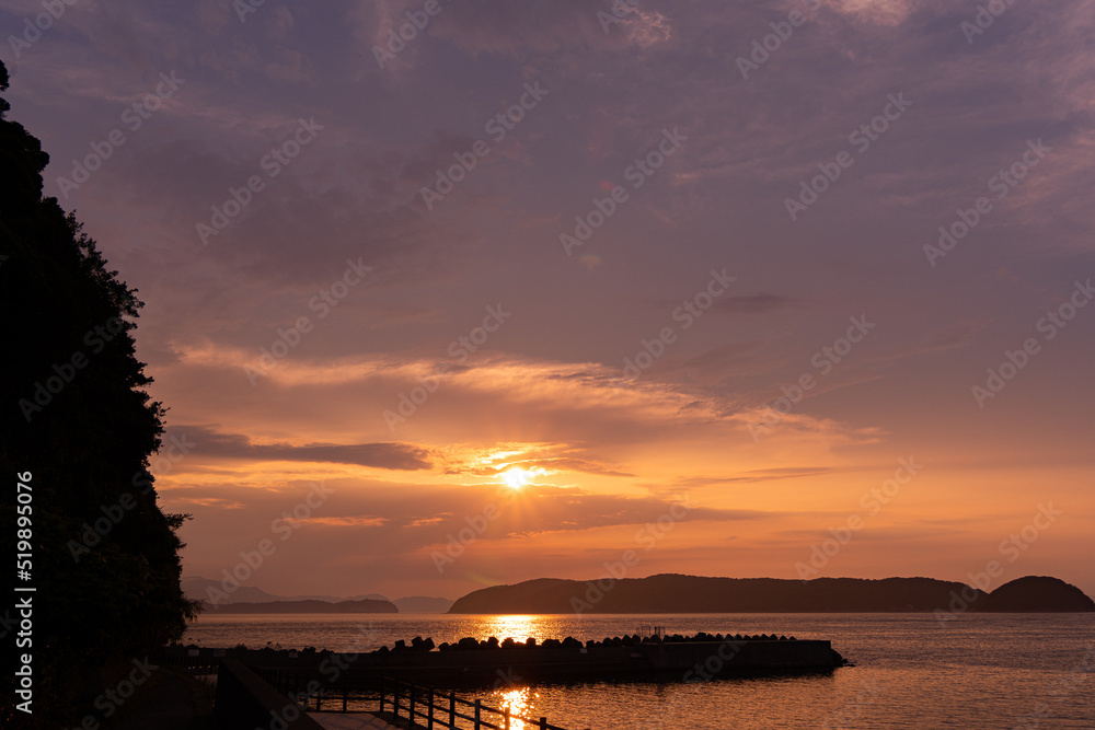 加太から見る友ヶ島に沈む夕日 Stock 写真 | Adobe Stock