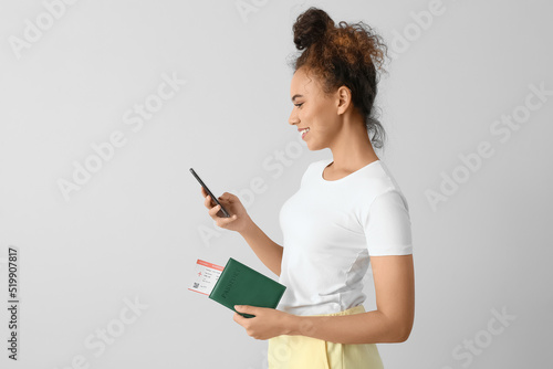 Female African-American tou...