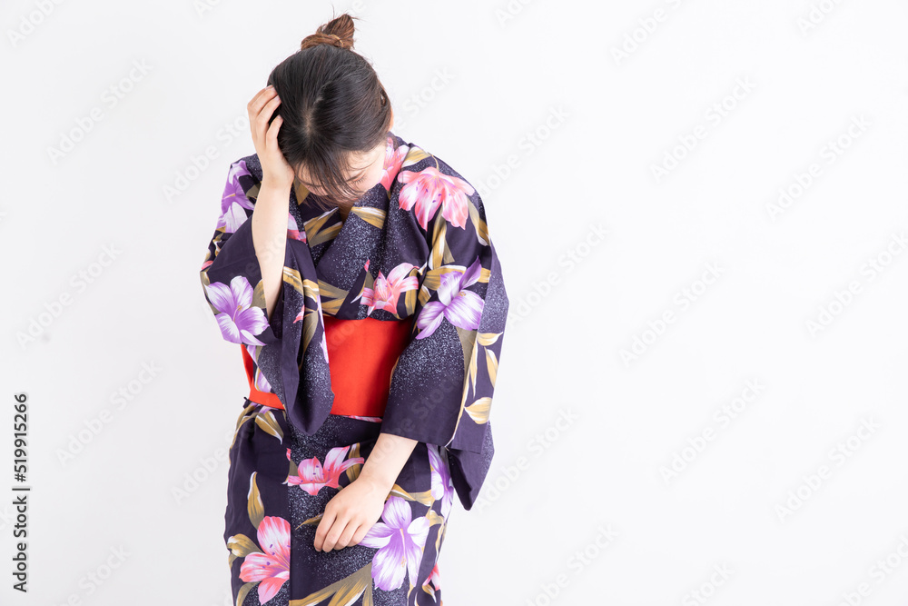 浴衣を着て頭を抱える女性　Japan	