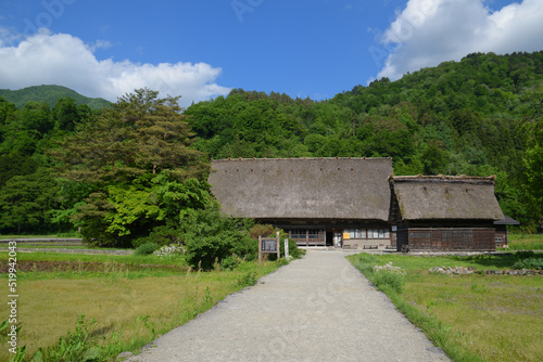 日本の合掌造りの古い家屋