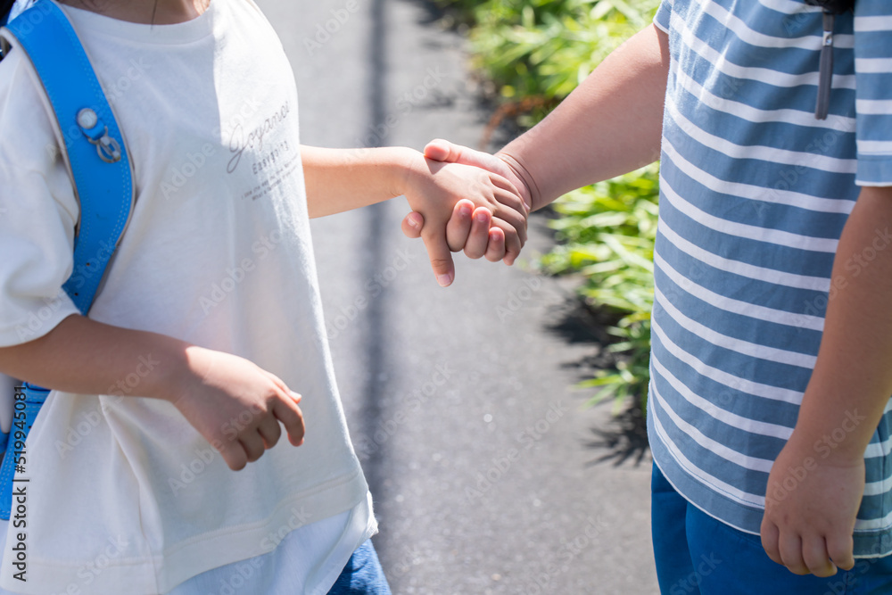 手を繋ぐ子どもの手元　Children's hands holding hands