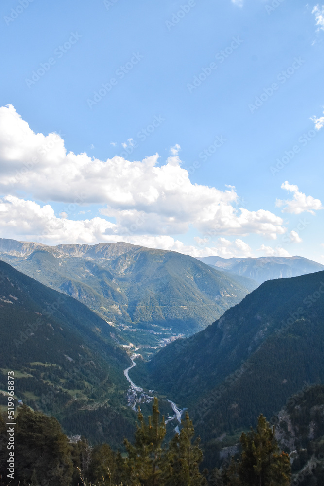 Fotos de las montañas de Andorra con el cielo azul