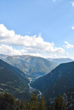 Fotos de las montañas de Andorra con el cielo azul