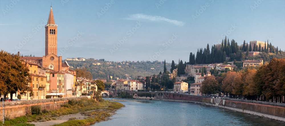 Fototapeta premium Verona. Veduta del fiume Adige con la chiesa di Sant' Anastasia e la collina di Castel San Pietro. 