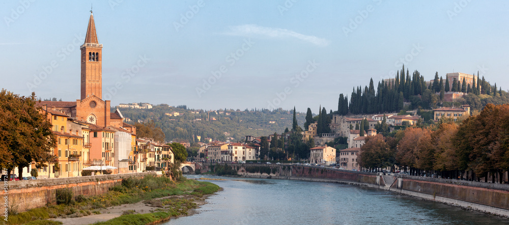 Fototapeta premium Verona. Veduta del fiume Adige con la chiesa di Sant' Anastasia e la collina di Castel San Pietro. 
