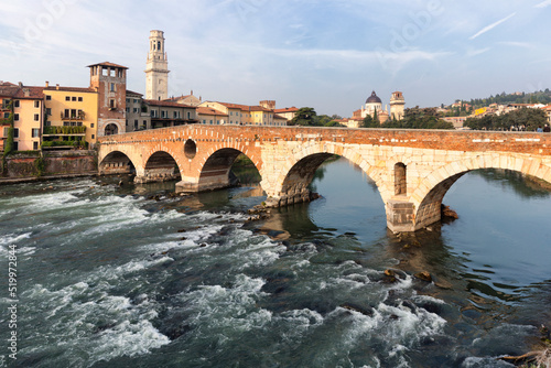 Verona. Ponte Pietra sul fiume Adige © Guido
