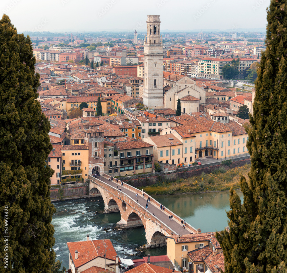 Verona. Panorama da Castel san Pietro verso Ponte Pietra sul fiume Adige e campanile del Duomo