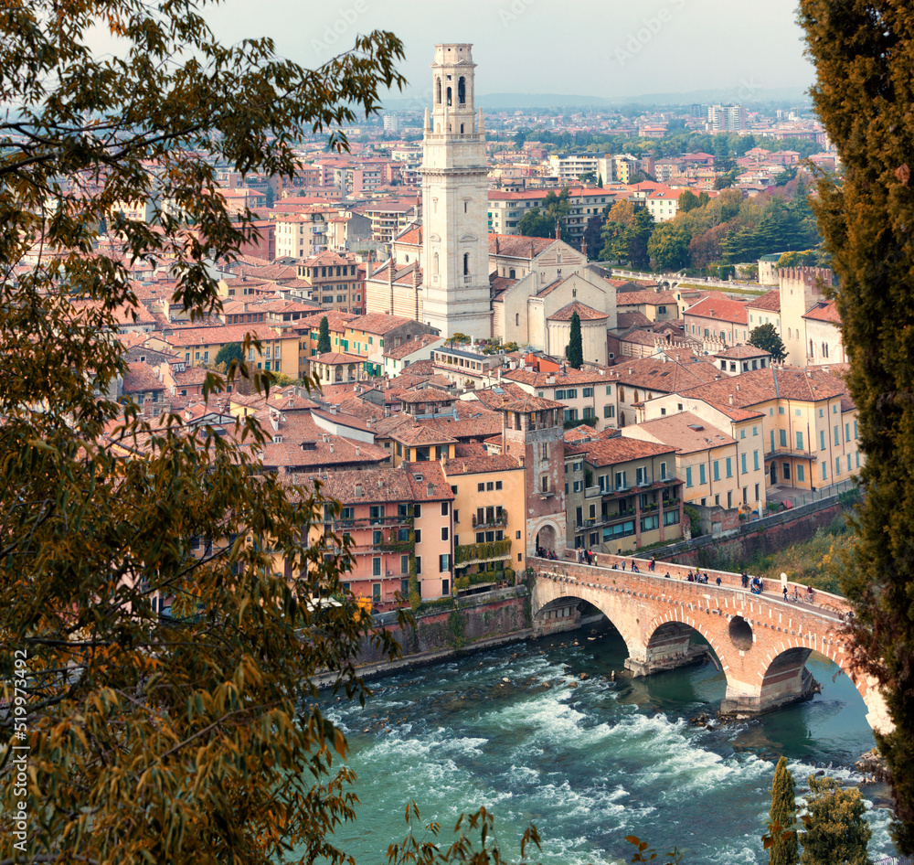 Verona. Panorama da Castel san Pietro verso Ponte Pietra sul fiume Adige e campanile del Duomo