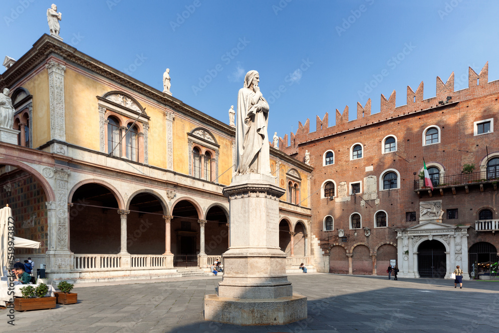 Verona. Piazza dei Signori o Piazza Dante con il monumento al Poeta, Il palazzo del Podestà, sulla destra, e la loggia del Consiglio, sulla sinistra