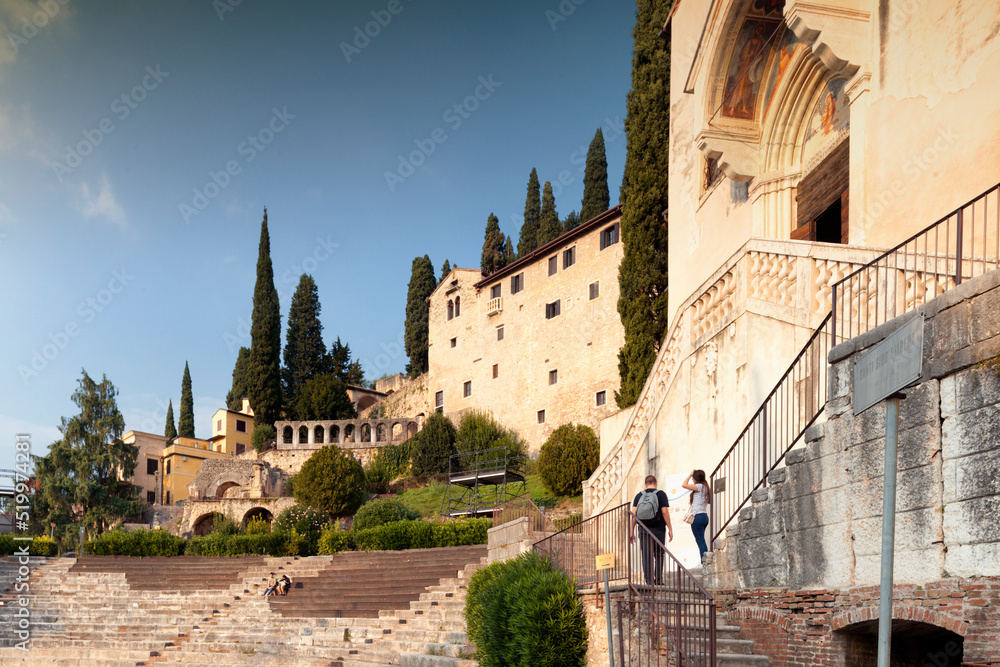 Fototapeta premium Verona.Il teatro romano costruito nel I secolo a.C. ai piedi del Colle San Pietro, sulla riva sinistra dell'Adige con la Chiesa dei Santi Siro e Libera 