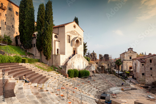 Verona.Il teatro romano costruito nel I secolo a.C. ai piedi del Colle San Pietro, sulla riva sinistra dell'Adige con la Chiesa dei Santi Siro e Libera 